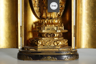 Een Japans gelakt en verguld houten &quot;Zushi&quot; schrijn met staande Boeddha op lotustroon, Edo periode, 17/18e eeuw